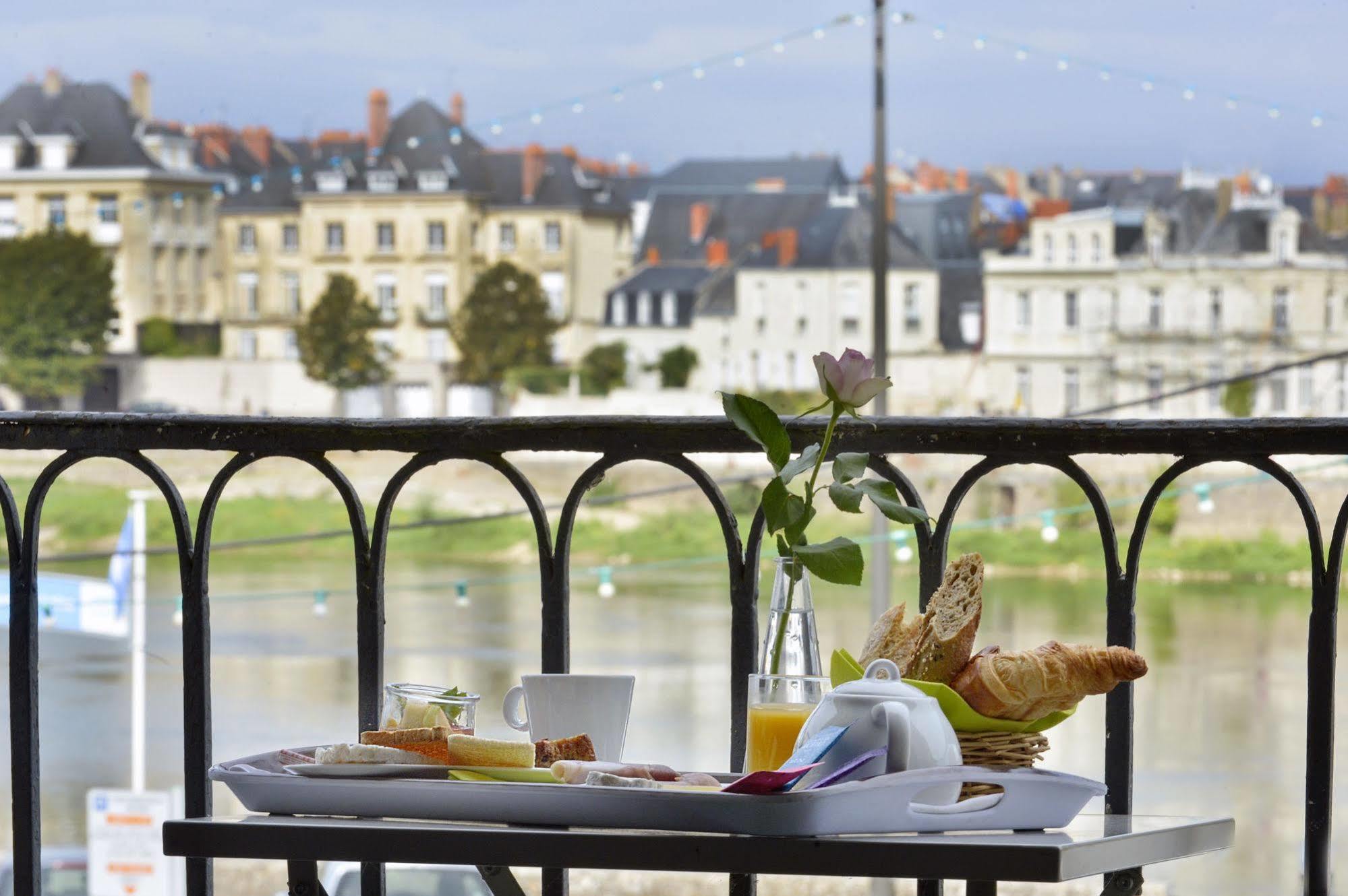 Cristal Hotel Restaurant - Logis Hotels Saumur Exterior photo